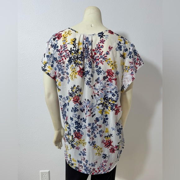 EUC Liz Claiborne Lightweight Floral Blouse in Eggshell - Picture 3 of 16